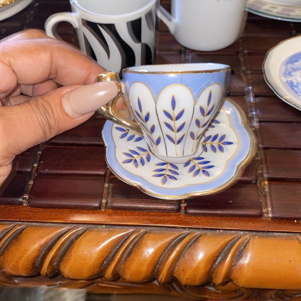 Set of 8 small teacups and saucers - Picture 3 of 11